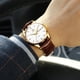 thumbnail image 2 of RELOJ QBAIZI Oro con Correa de Cuero y Día-Fecha Analógico, 2 of 9