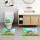 thumbnail image 2 of Pequeña Lola Visita la Ciudad Juego de 3 alfombras de baño de coral fleece: tapete de baño + alfombra de inodoro en forma de U + funda de tapa de inodoro en forma de O, 2 of 6