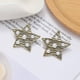 thumbnail image 4 of Pendientes de estrella de cinco puntas con textura de metal texturizado de Estilos japoneses y coreanos, pendientes de estrella pequeña de Moi Estilos, pendientes de Estilos universitarios, 4 of 4
