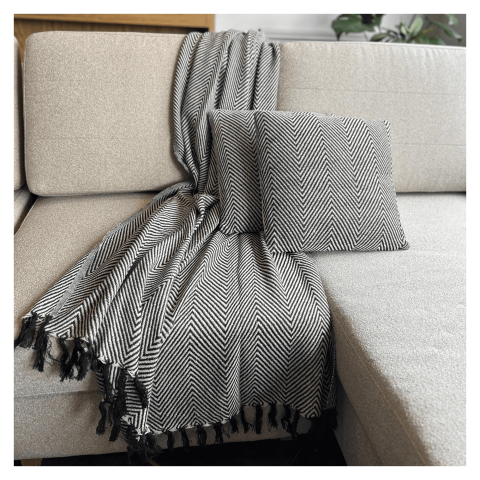 Decoghar - Combo Deco 2 Cojines Y 1 Manta Chevron Negro/Natural Diseño Moderno Lavable X Mts