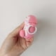 thumbnail image 3 of Funda de silicona con forma de dona para AirPods Pro con limpiador, 3 of 7