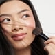 thumbnail image 4 of Brocha de maquillaje Saie The Double Brush para polvo y crema, 4 of 5
