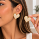 thumbnail image 1 of Aros Corazón Xl Borde Dorado Estilo Chunky blanco Talla Única, 1 of 3