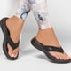 thumbnail image 2 of Chancletas Skechers On-The-Go 600 Sunny para mujer, color negro, talla 8, 2 of 3