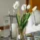 thumbnail image 3 of Tulipanes Blancos en Florero de Vidrio 40 cm, 3 of 3