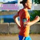thumbnail image 3 of Brazalete Formfit para smartphones con compartimento de almacenamiento, color rosa, 3 of 4