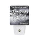 thumbnail image 1 of Familia de Esqueletos Espeluznantes Bailando Luz nocturna LED con sensor de anochecer a amanecer para dormitorio, baño, pasillo, escaleras - Lámpara LED nocturna de enchufe, 0.5W - 1 pieza, 1 of 6
