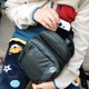 thumbnail image 4 of Bolso Hyperkin DoubleJumper híbrido tipo bandolera con puerto USB, 4 of 4