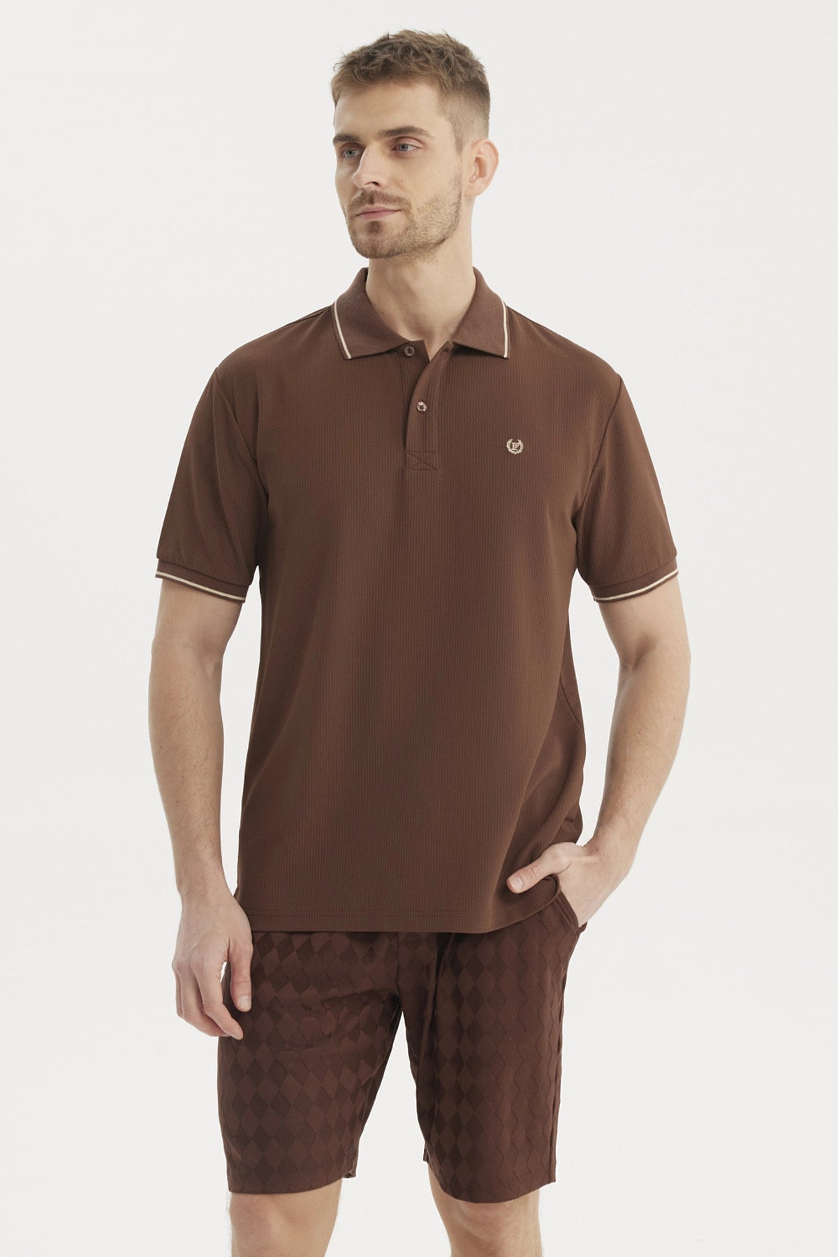 Fashionspark - Polera Hombre Slim Cuello Camisero Chocolate