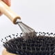 thumbnail image 5 of 2 cepillos limpiadores para el cabello, herramienta limpiadora para peines, mini cepillo para eliminar la suciedad con rastrillo de alambre metálico y mango de madera para salón y hogar., 5 of 7