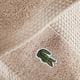 thumbnail image 3 of Toalla de baño Lacoste Heritage 100% algodón arena Supima 76 x 137 cm, 3 of 8