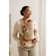 thumbnail image 2 of Portabebés BabyBjörn Mini tejido beige para recién nacido de 3,2 a 11,3 kg, 2 of 7