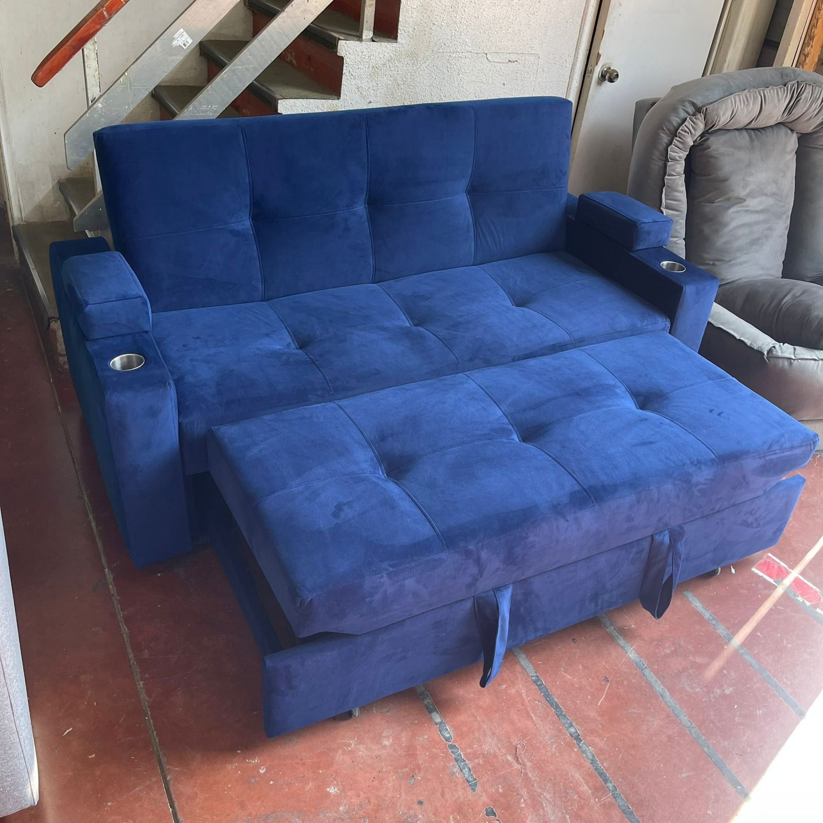 Camila Home - Sofá Cama Royal 2 Plazas Felpa Azul Rey Con Puffs, Baúles Y Portavasos