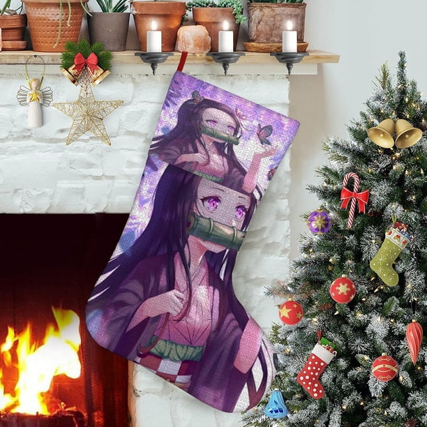 Nezuko Chica Cazadora de Demonios Tema: Calcetines de Navidad, fino lino blanco para colgar en escaleras y chimenea, decoración navideña para el hogar, regalo de Navidad. 45cm × 32cm