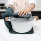 thumbnail image 4 of Juego de guantes de cocina y soportes para ollas COOK WITH COLOR, 6 piezas, 4 of 9