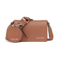 Bolsa Calvin Klein Millie Para Cámara Con Triple Compartimento, Color Caramelo