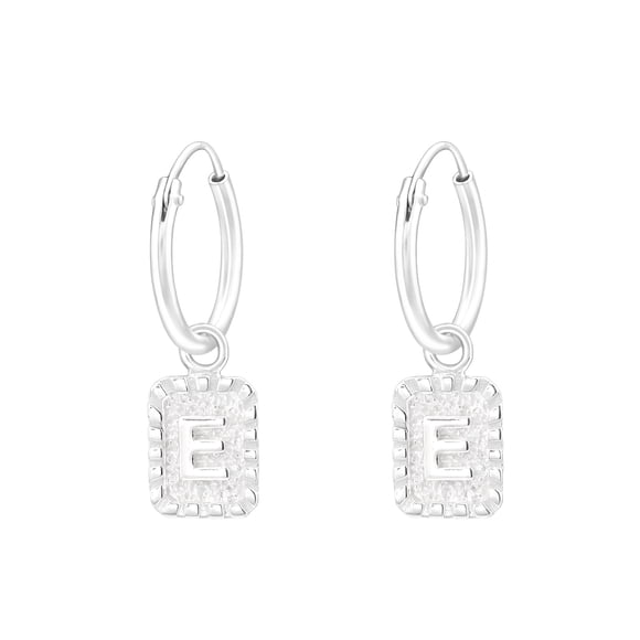 Aros de plata con la letra "E" colgante