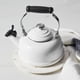 thumbnail image 4 of Tetera Le Creuset esmaltada sobre acero silbado de 1,6 L, color blanco, 4 of 4