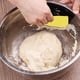 thumbnail image 4 of Raspador de pasteles, alisador de pasteles, raspador de masa, tazón, raspador, cortador, raspador de glaseado para pasteles, herramienta para alisar, 4 of 5