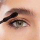 thumbnail image 4 of Máscara Eyeko Rock Out and Lash Out, espesante, 8 ml, color negro intenso, 4 of 6