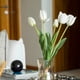 thumbnail image 2 of Tulipanes Blancos en Florero de Vidrio 40 cm, 2 of 3