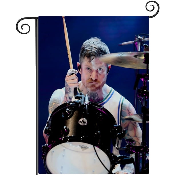 FALL OUT BOY -bandera de jardín temática. Regalo perfecto para fans, amigos y familiares, ideal para actividades al aire libre y decoración de fiestas.28CM*45CM