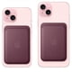 thumbnail image 4 of Cartera FineWoven para iPhone de Apple con MagSafe Mulberry, 4 of 5