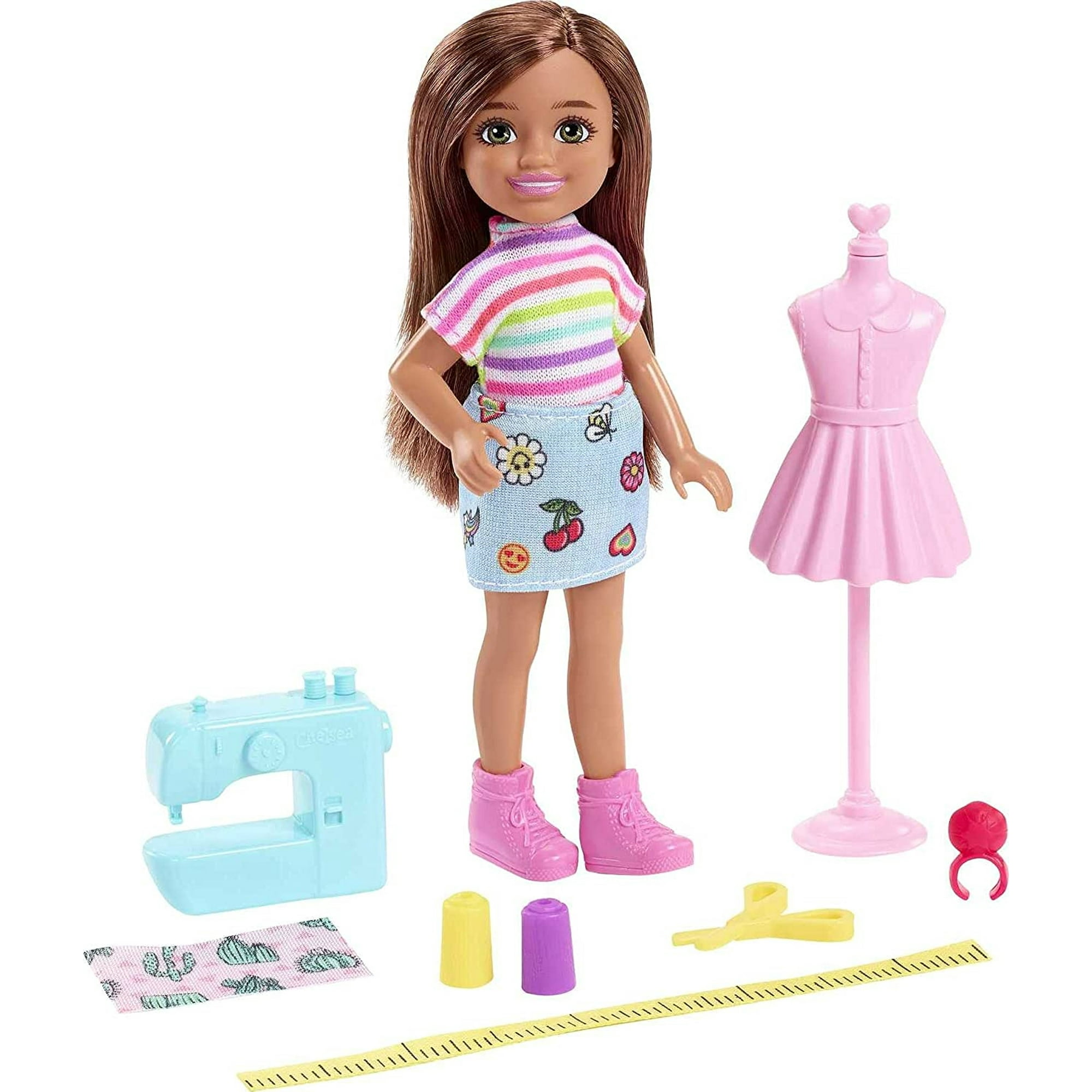 Barbie Chelsea Can Be Playset Con Muñeca De Diseñador De Moda De La Morena Chelsea (6 Pulgadas), Maniquí, Máquina De Coser, Cinta Métrica, Tijeras, Tela, Gran Regalo Para Edades De 3 Años En Adelante