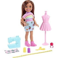 Barbie Chelsea Can Be Playset Con Muñeca De Diseñador De Moda De La Morena Chelsea (6 Pulgadas), Maniquí, Máquina De Coser, Cinta Métrica, Tijeras, Tela, Gran Regalo Para Edades De 3 Años En Adelante