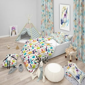 Milsleep - Designart 'Celebration Pattern With Carnival Icons & Objects' Niños Modernos