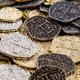 thumbnail image 3 of Monedas piratas Beverly Oaks, metal, oro y plata, 2 escudos españoles, 3 of 6