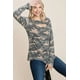 thumbnail image 4 of Top Básico Casual de Manga Larga con Escote Recortado y Estampado de Camuflaje Militar, 4 of 6