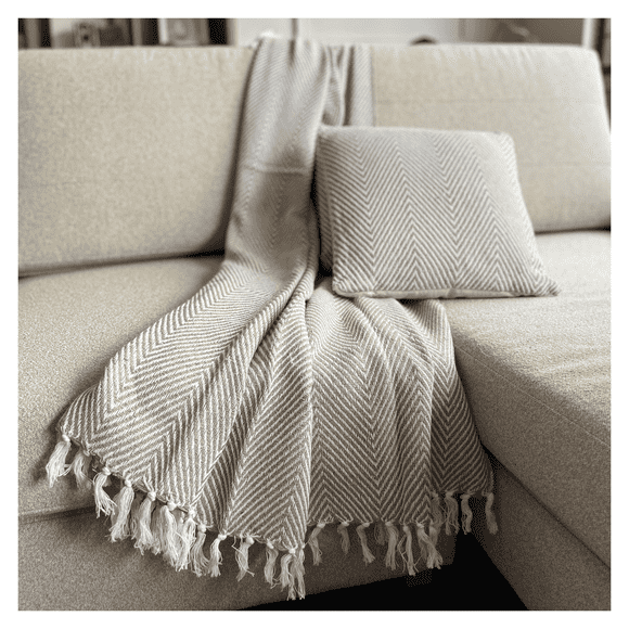 Combo Deco 2 Cojines y 1 Manta Chevron Beige / Blanco Diseño Moderno Lavable x mts