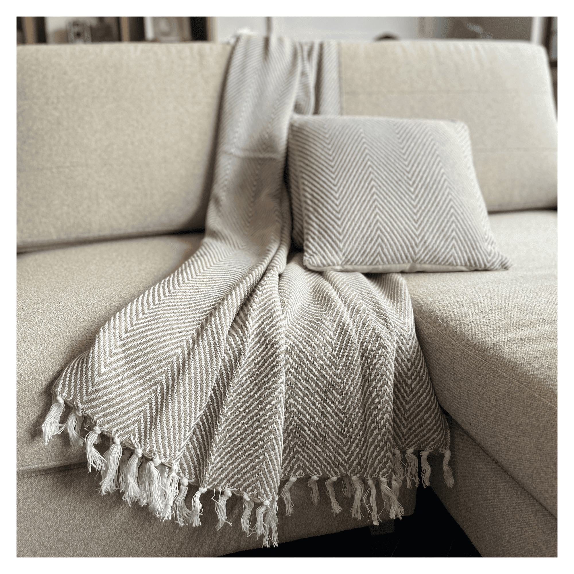 Decoghar - Combo Deco 2 Cojines Y 1 Manta Chevron Beige / Blanco Diseño Moderno Lavable X Mts