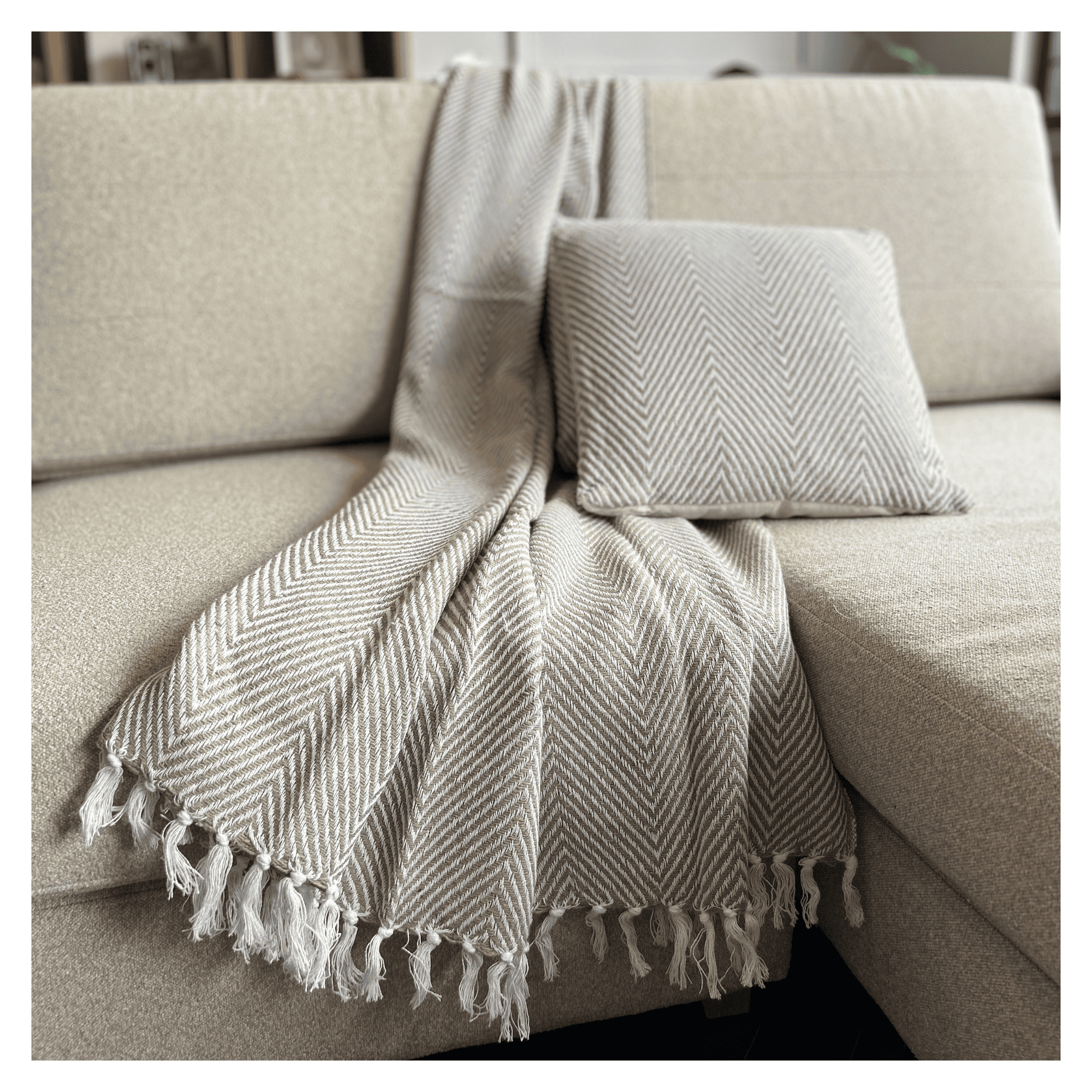 Decoghar - Combo Deco 2 Cojines Y 1 Manta Chevron Beige / Blanco Diseño Moderno Lavable X Mts