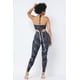thumbnail image 4 of Top Corto con Estampado de Malla y Cuello Halter con Cadena de Plástico con Leggings a Juego L, 4 of 6