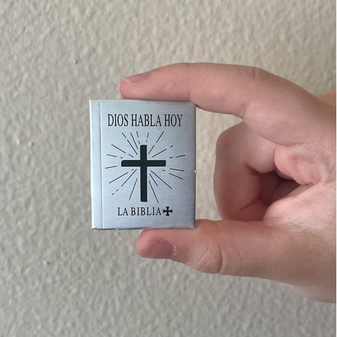 Miniatura De Biblia Air-Ads Supplies 3.8 Cm En Español Legible