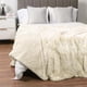 thumbnail image 1 of Manta Pavilia de piel sintética esponjosa, color crema, beige, color sherpa, 230 x 230 cm, 1 of 9