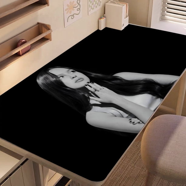 Olivia Rodrigo alfombrilla de escritorio/mesa extra-grande con base antideslizante de cuero y diseño temático; versátil para escritorios de ordenador, mesas de comedor, etc. 30 × 60 cm