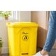 thumbnail image 3 of Basurero Contenedor Basura Qrubber 30lts. amarillo con pedal, 3 of 4