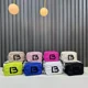 thumbnail image 3 of Elegante bolso bandolera acolchado: negro con letras en amarillo brillante, 3 of 5