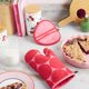 thumbnail image 3 of Set de 2 piezas: Manopla para horno y agarrador para ollas Kate Spade Joy Dot rojo/rosa, 3 of 9