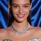 thumbnail image 5 of Collar Supra Diamanto de cristal octogonal sobredimensionado con baño de rodio, 5 of 8