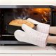 thumbnail image 5 of Guantes de Horno de Silicona y Algodón, Resistentes al Calor e Impermeables, Agarre para Hornear, 2 Piezas de Guantes de Cocina Rosa 11.4x7.3x7.3 pulgadas, 5 of 7