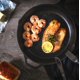 thumbnail image 5 of Sartén de hierro fundido Utopia Kitchen de 30 cm con tapa previamente sazonada, 5 of 7