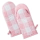 thumbnail image 1 of Juego de guantes de cocina DII Buffalo Check Classic Farmhouse Pink, 2 piezas, 1 of 8