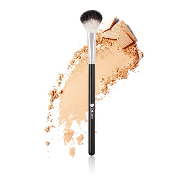 Brocha abanico DUcare para iluminador y maquillaje de fijación