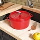 thumbnail image 5 of Cocotte redonda de hierro fundido STAUB de Dutch Oven, 7 litros, color rojo cereza, 5 of 9