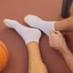 thumbnail image 2 of Calcetines deportivos GOLDTOE 656P para hombre blancos (6 pares), 2 of 5