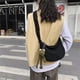 thumbnail image 5 of Bolso bandolera mediano de nailon con forma de media luna para mujeres y hombres, bolso de hombro de moda con correa ajustable para viajes casuales diarios, 5 of 7